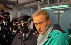 Навального задержали при возвращении в Россию