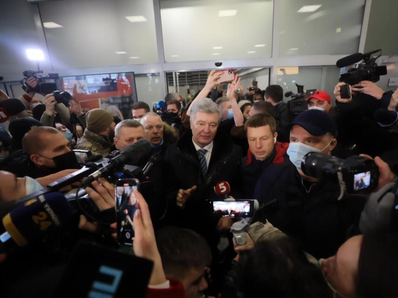 Порошенко отказался от услуг бесплатного адвоката