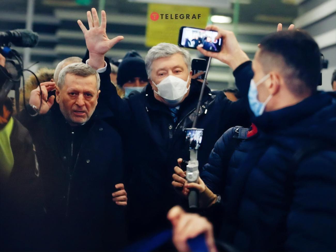 Порошенко превратил свое возвращение в страну в "выступление с массовкой", считают в Офисе президента