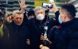 Порошенко превратил свое возвращение в страну в "выступление с массовкой", считают в Офисе президента