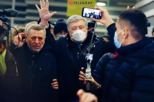 Порошенко превратил свое возвращение в страну в "выступление с массовкой", считают в Офисе президента