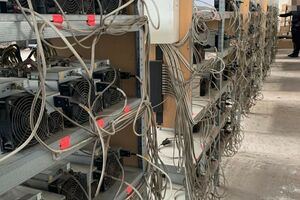 Під час обшуків правоохоронці виявили понад 100 одиниць комп'ютерної техніки та обладнання для майнінгу криптовалют