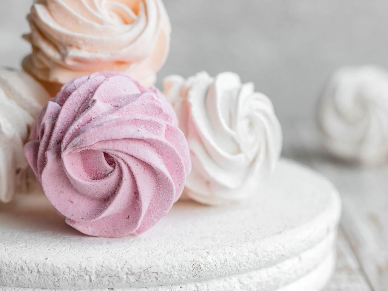 Для зефіру краще використовувати варення з чорної або червоної смородини, тому що воно містить велику кількість пектину