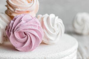 Для зефира лучше использовать варенье из черной или красной смородины, так как в нем содержится большое количество пектина