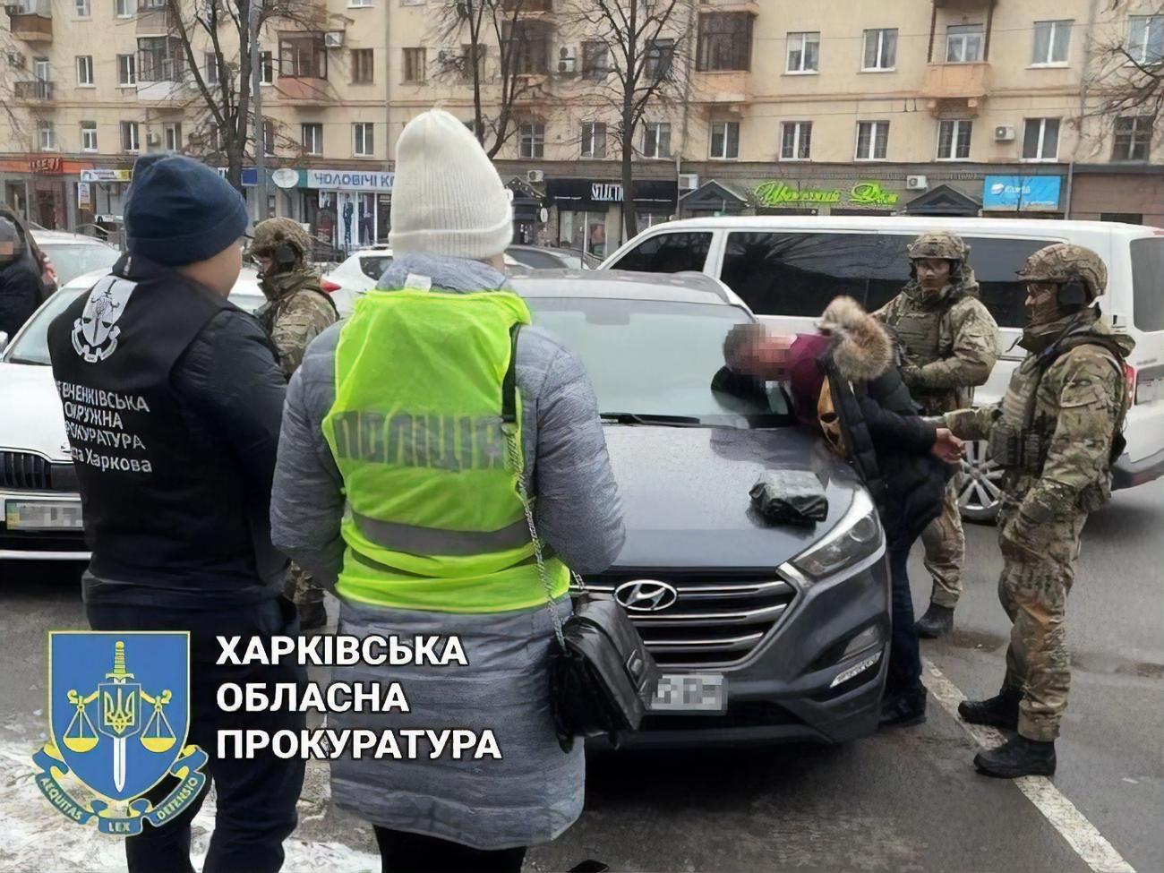 Мужчину задержали после передачи ему $150 тыс.