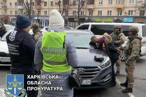 Мужчину задержали после передачи ему $150 тыс.