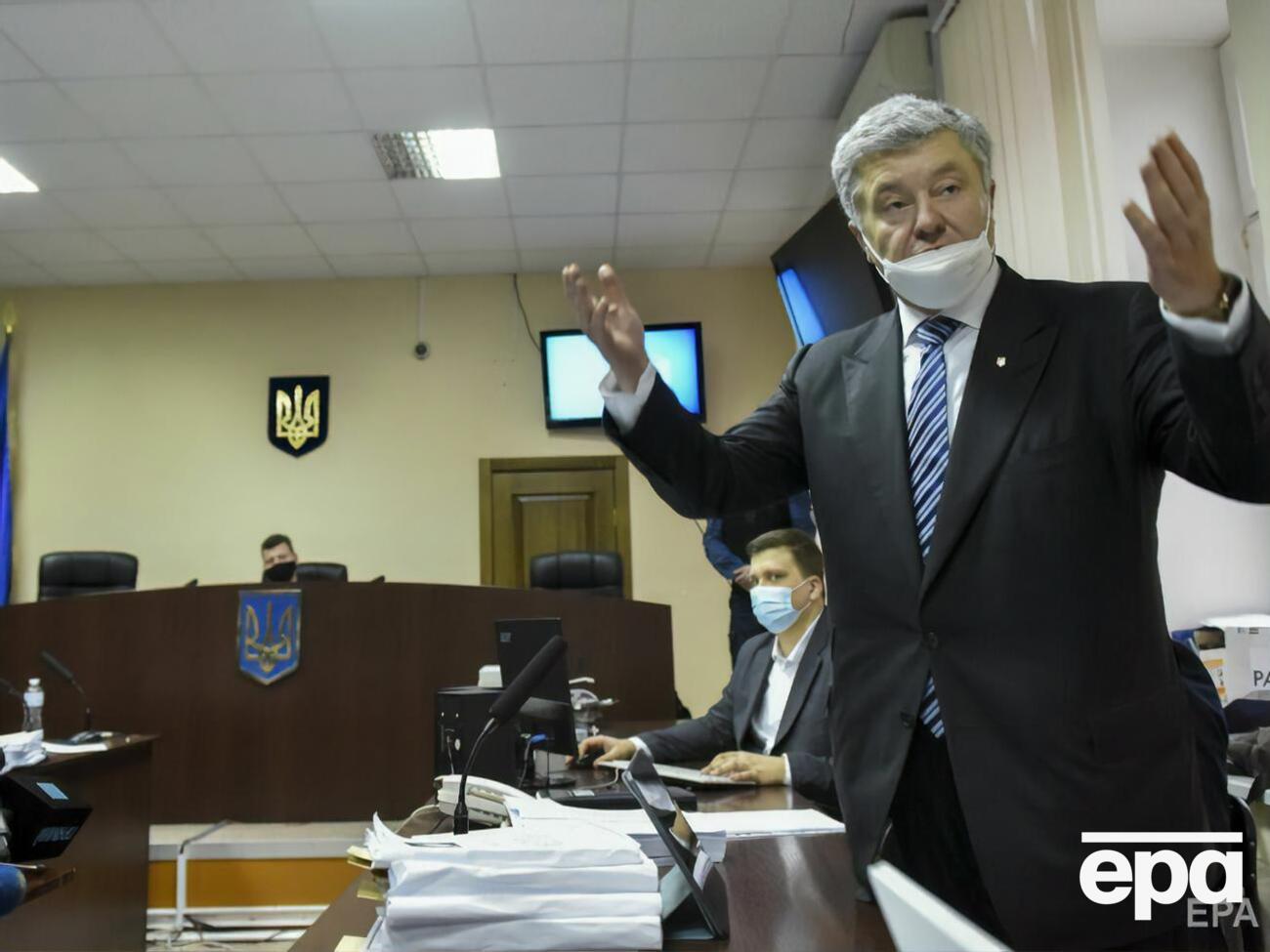 Порошенко сьогодні прилетів до України з Варшави, з аеропорту вирушив до Печерського районного суду Києва, де відбувається засідання щодо обрання йому запобіжного заходу (знімок зроблено у суді)