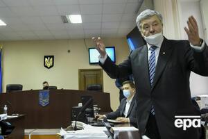 Порошенко сегодня прилетел в Украину из Варшавы и из аэропорта отправился в Печерский районный суд Киева, где проходит заседание по избранию ему меры пресечения (снимок сделан в суде)