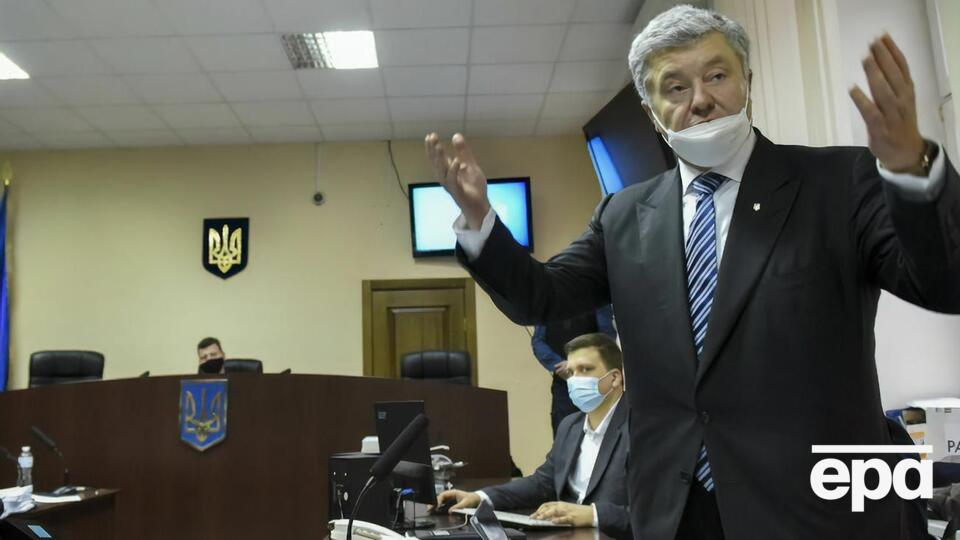 Порошенко сегодня прилетел в Украину из Варшавы и из аэропорта отправился в Печерский районный суд Киева, где проходит заседание по избранию ему меры пресечения (снимок сделан в суде)