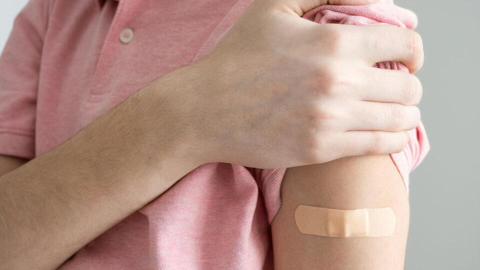 Детям 12–13 лет для прививки необходимо согласие одного из родителей или опекуна