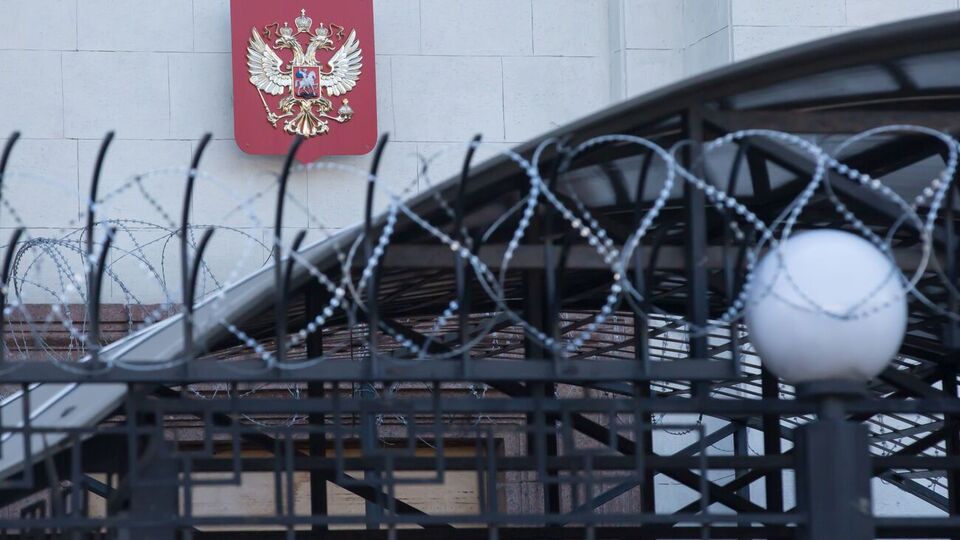 Росія почала скорочувати своє посольство в Києві, зазначили ЗМІ