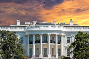 США и ЕС продолжают "очень тесно" консультироваться по поводу "серьезных последствий для России, если она продолжит вторжение в Украину", отметили в Белом доме