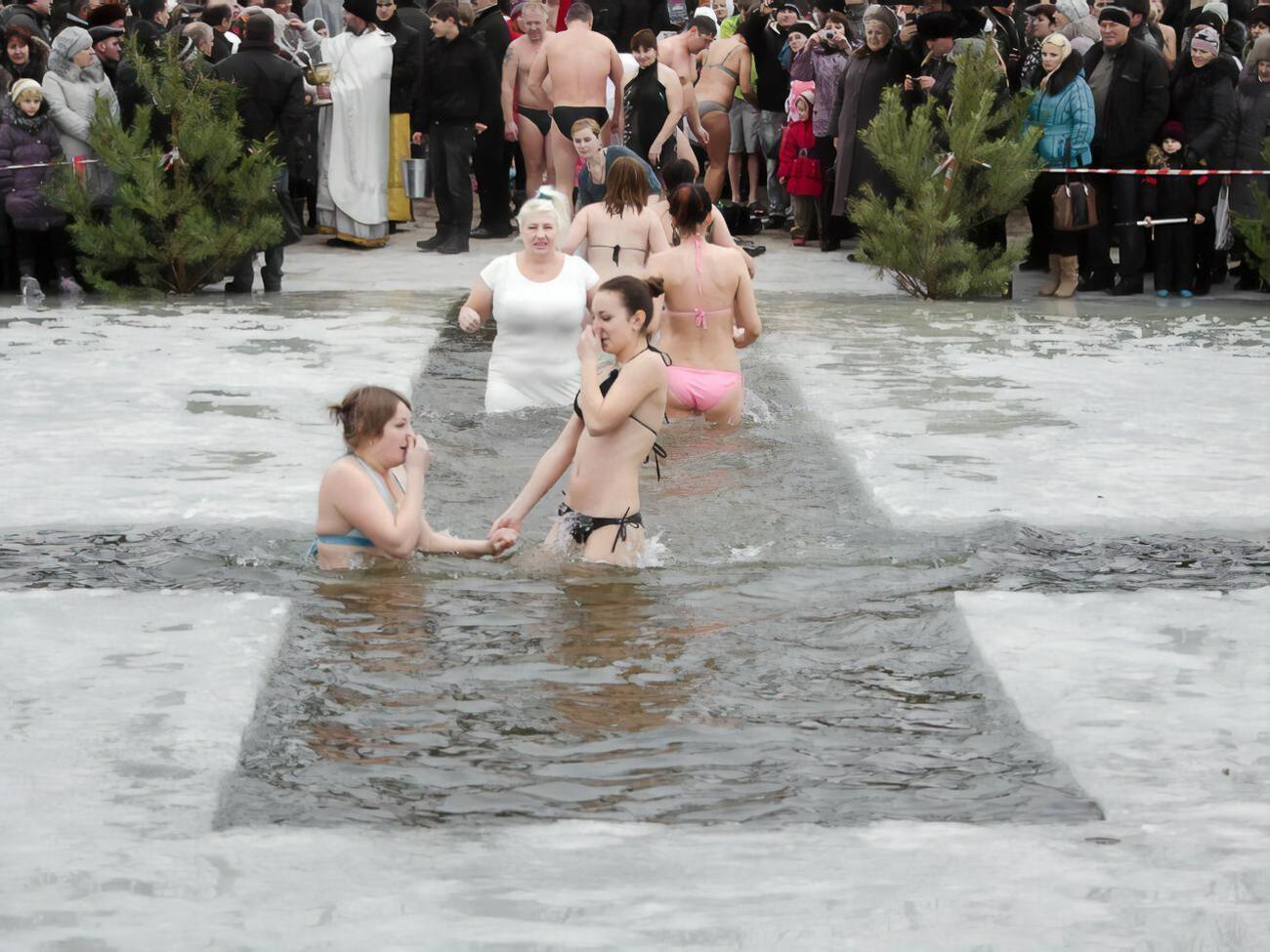 Купание в проруби должно быть безопасным для здоровья