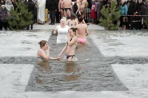 Купание в проруби должно быть безопасным для здоровья