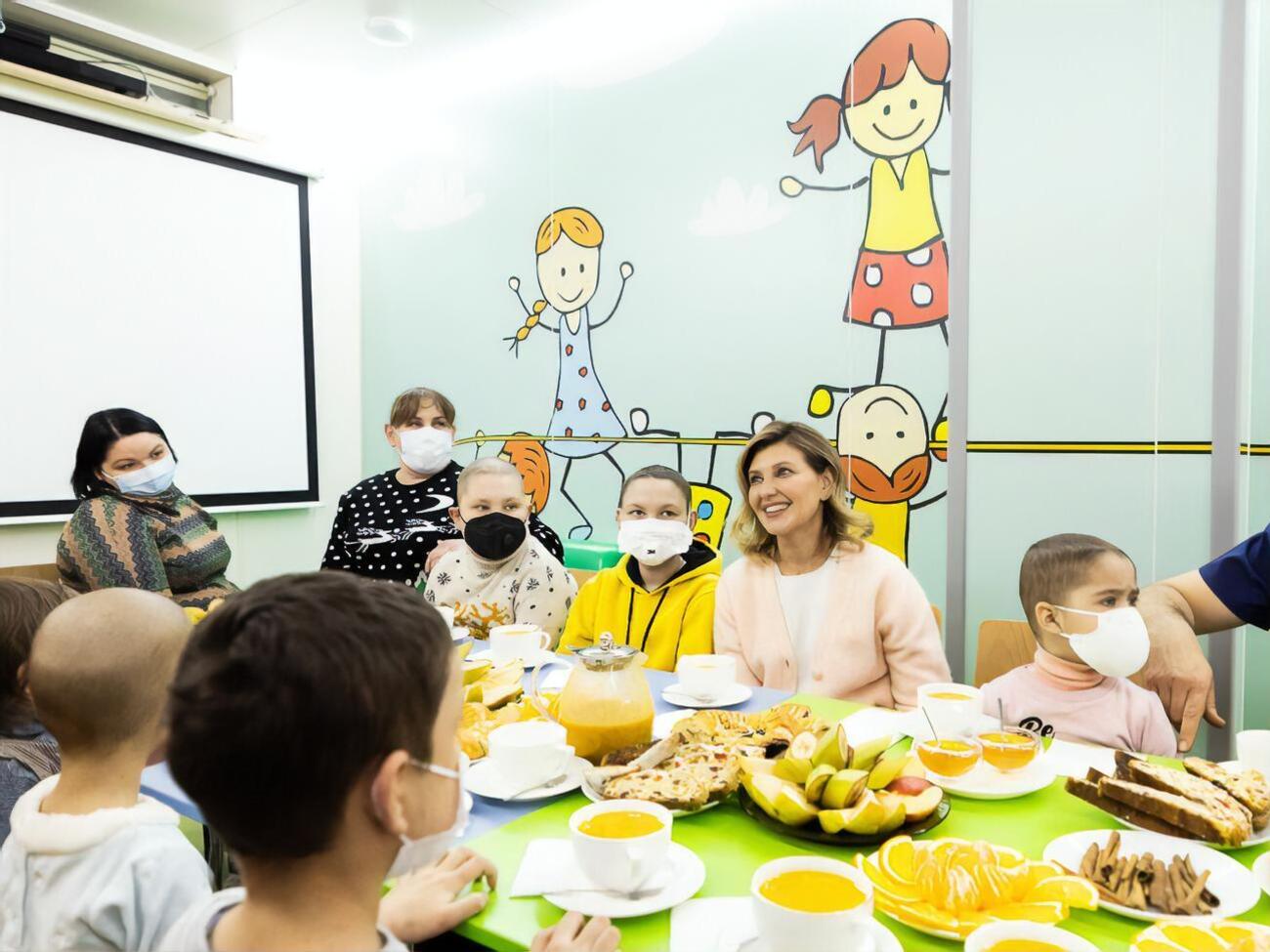 Зеленская: Есть группа, которая вообще не хочет изменений, под названием "немедленно верните в школьные столовые булочку с маслом и сосиски". Этот пункт вызывает в соцсетях настоящие "батлы"