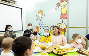 Зеленская: Есть группа, которая вообще не хочет изменений, под названием "немедленно верните в школьные столовые булочку с маслом и сосиски". Этот пункт вызывает в соцсетях настоящие "батлы"