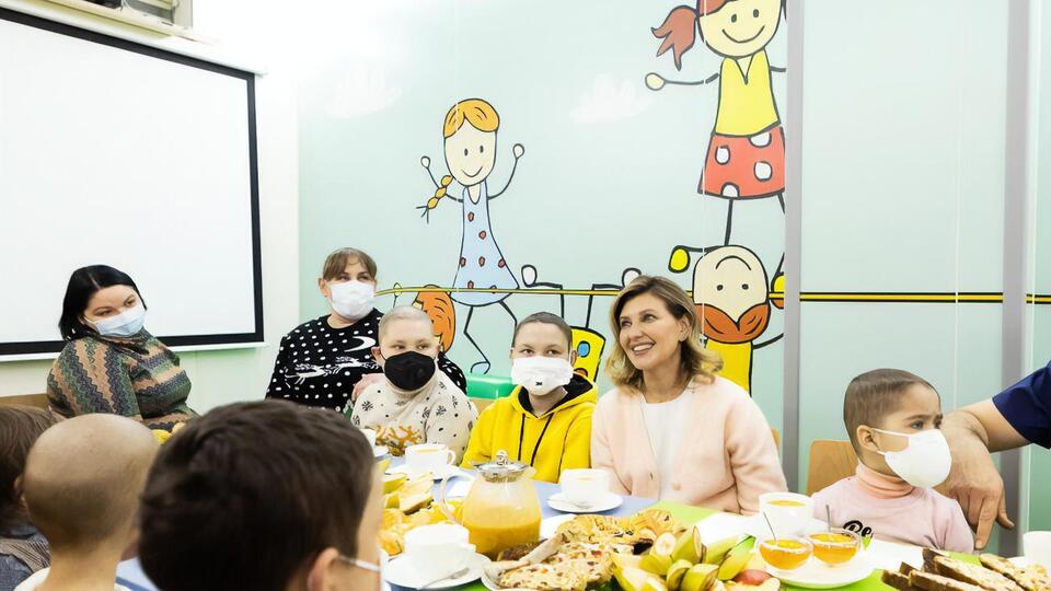 Зеленская: Есть группа, которая вообще не хочет изменений, под названием "немедленно верните в школьные столовые булочку с маслом и сосиски". Этот пункт вызывает в соцсетях настоящие "батлы"