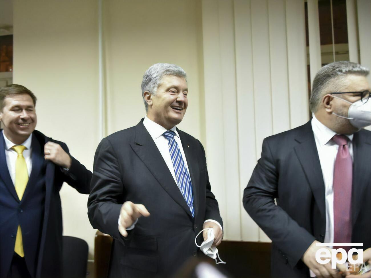 Порошенко (по центру) сообщил, что кто-то "взял на себя смелость"&nbsp;лишить его адвокатов и назначить бесплатного юриста