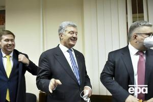 Порошенко (по центру) сообщил, что кто-то "взял на себя смелость" лишить его адвокатов и назначить бесплатного юриста