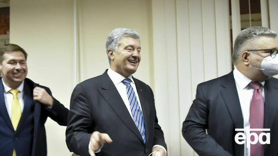 Порошенко (по центру) сообщил, что кто-то "взял на себя смелость" лишить его адвокатов и назначить бесплатного юриста