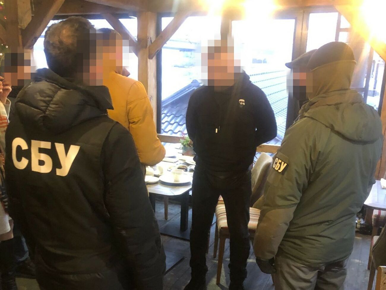 По данным СБУ, одного из подозреваемых задержали с поличным во время получения взятки