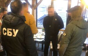 За даними СБУ, одного з підозрюваних затримали на місці злочину під час отримання хабаря