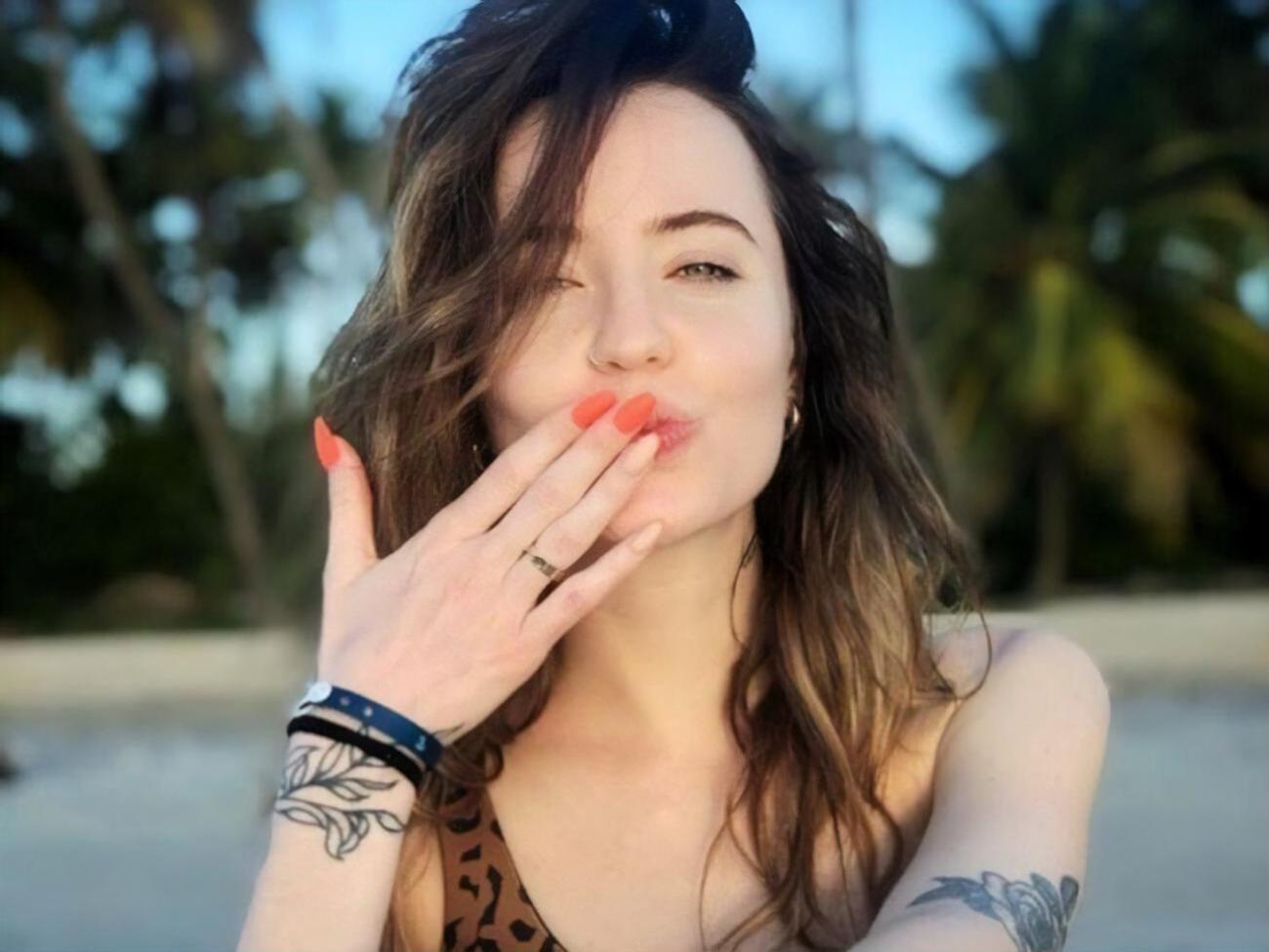 Дорофеева в 2015 году вышла замуж за певца Dantes