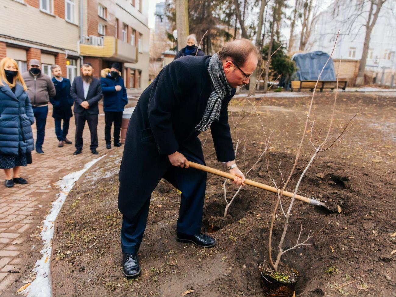 Серед тих, хто садив, був дипломат зі Швейцарії