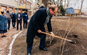 В числе сажавших был дипломат из Швейцарии