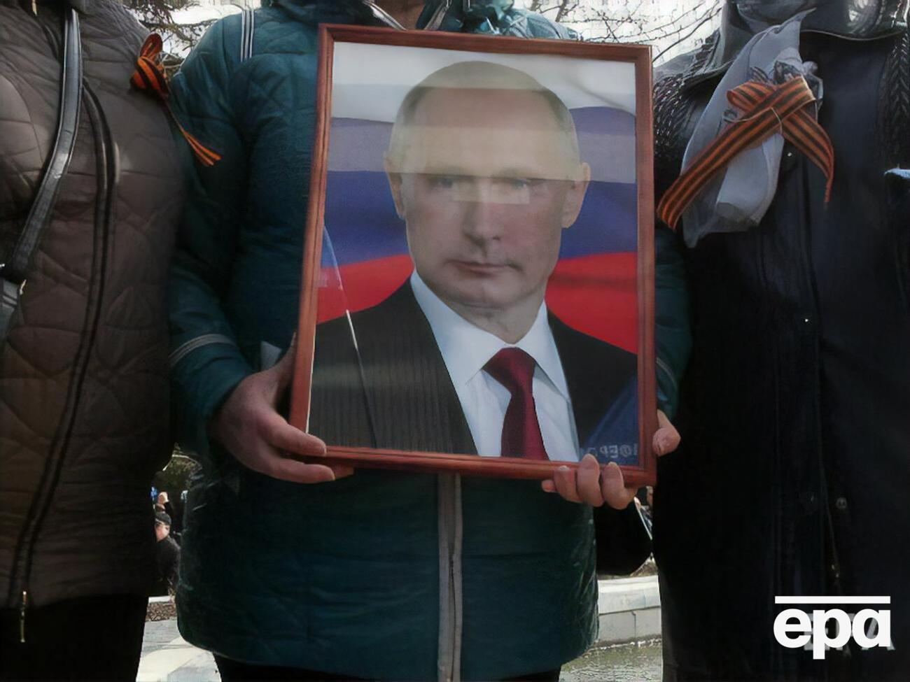 Плювок у портрет Путіна був політичним перформансом