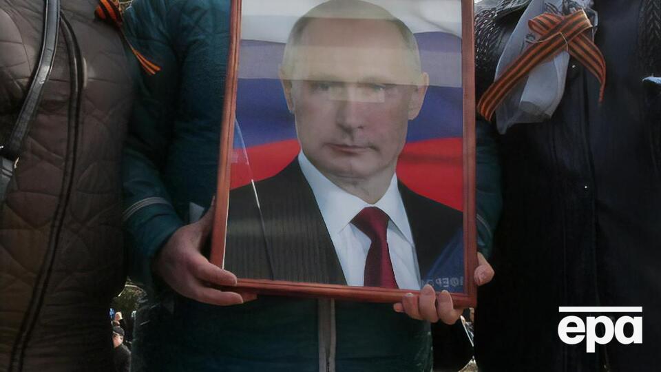 Плевок в портрет Путина был политическим перформансом