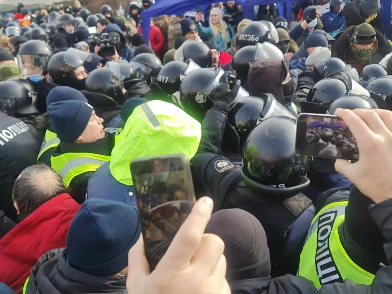 Столкновения произошли между полицией и сторонниками Порошенко