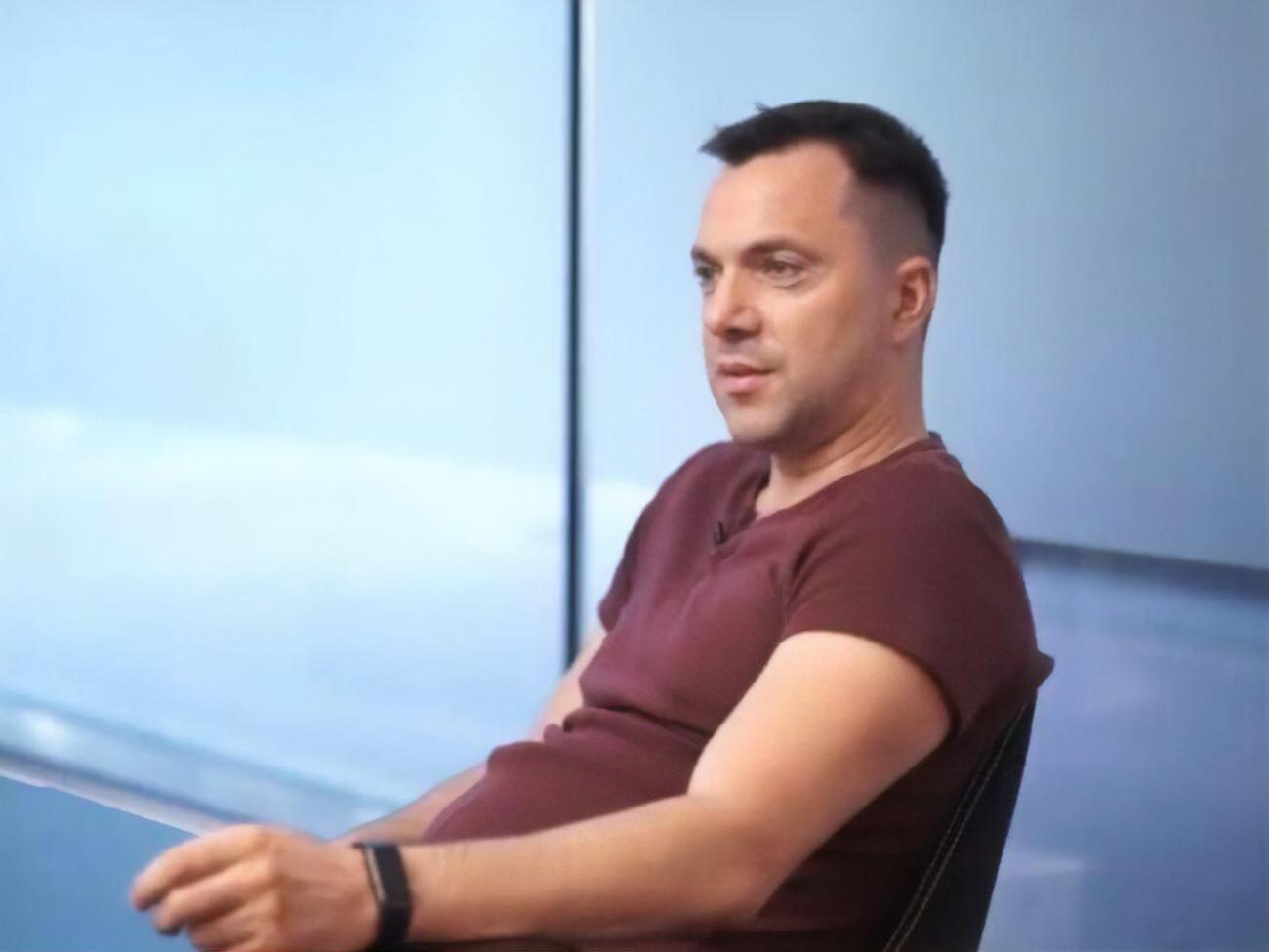 Ситуация в аэропорту Жуляны, где должны были задержать пятого президента Петра Порошенко, закрепила слабость Украинского государства, считает Алексей Арестович (на фото)