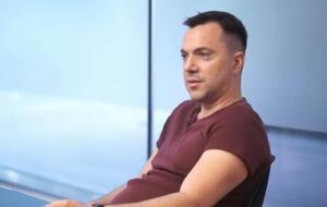 Ситуация в аэропорту Жуляны, где должны были задержать пятого президента Петра Порошенко, закрепила слабость Украинского государства, считает Алексей Арестович (на фото)