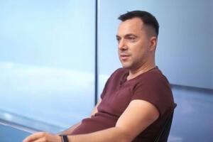 Ситуация в аэропорту Жуляны, где должны были задержать пятого президента Петра Порошенко, закрепила слабость Украинского государства, считает Алексей Арестович (на фото)