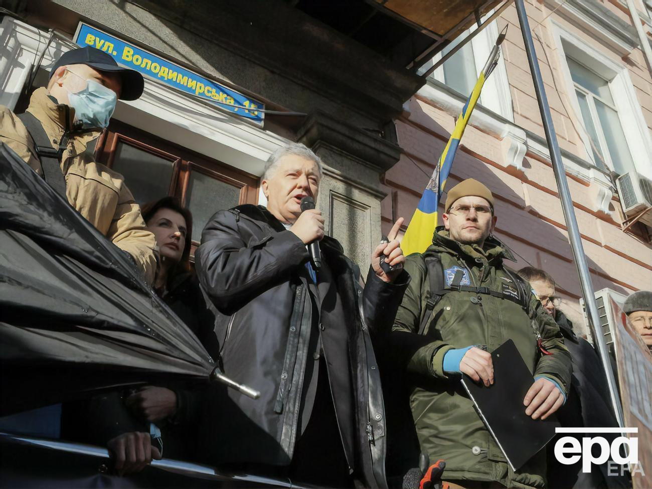 Суд зобов'язав Порошенка здати паспорти для виїзду за кордон