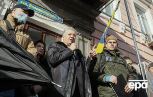 Суд обязал Порошенко сдать паспорта для выезда за границу