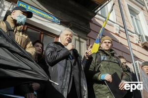 Суд обязал Порошенко сдать паспорта для выезда за границу