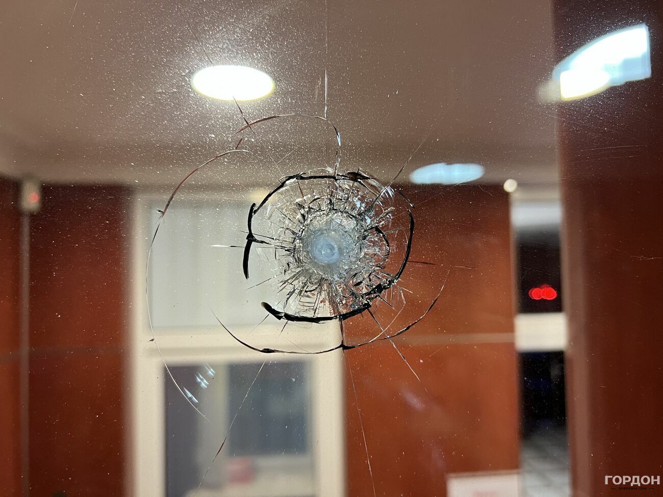 След от пули обнаружили на окне у входа в офис
