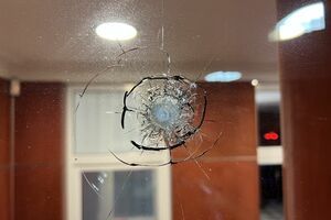След от пули обнаружили на окне у входа в офис