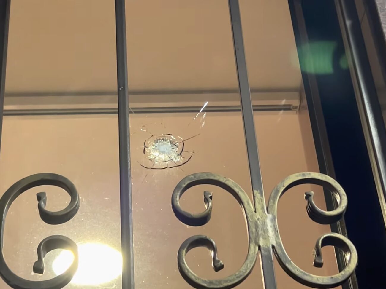 В одному з вікон офісу видання "ГОРДОН" сьогодні виявили слід від кулі