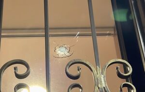 В одному з вікон офісу видання "ГОРДОН" сьогодні виявили слід від кулі