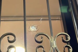 В одном из окон офиса издания "ГОРДОН" сегодня нашли след от пули