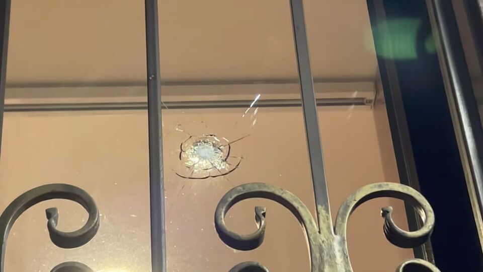 В одном из окон офиса издания "ГОРДОН" сегодня нашли след от пули