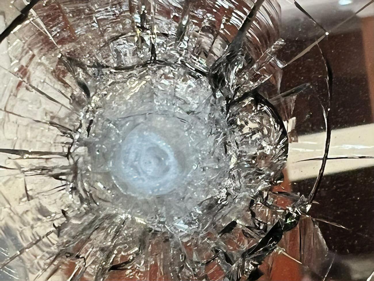 Правоохранители зафиксировали несквозное повреждение наружного стекла двойного стеклопакета