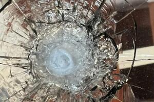 Правоохранители зафиксировали несквозное повреждение наружного стекла двойного стеклопакета