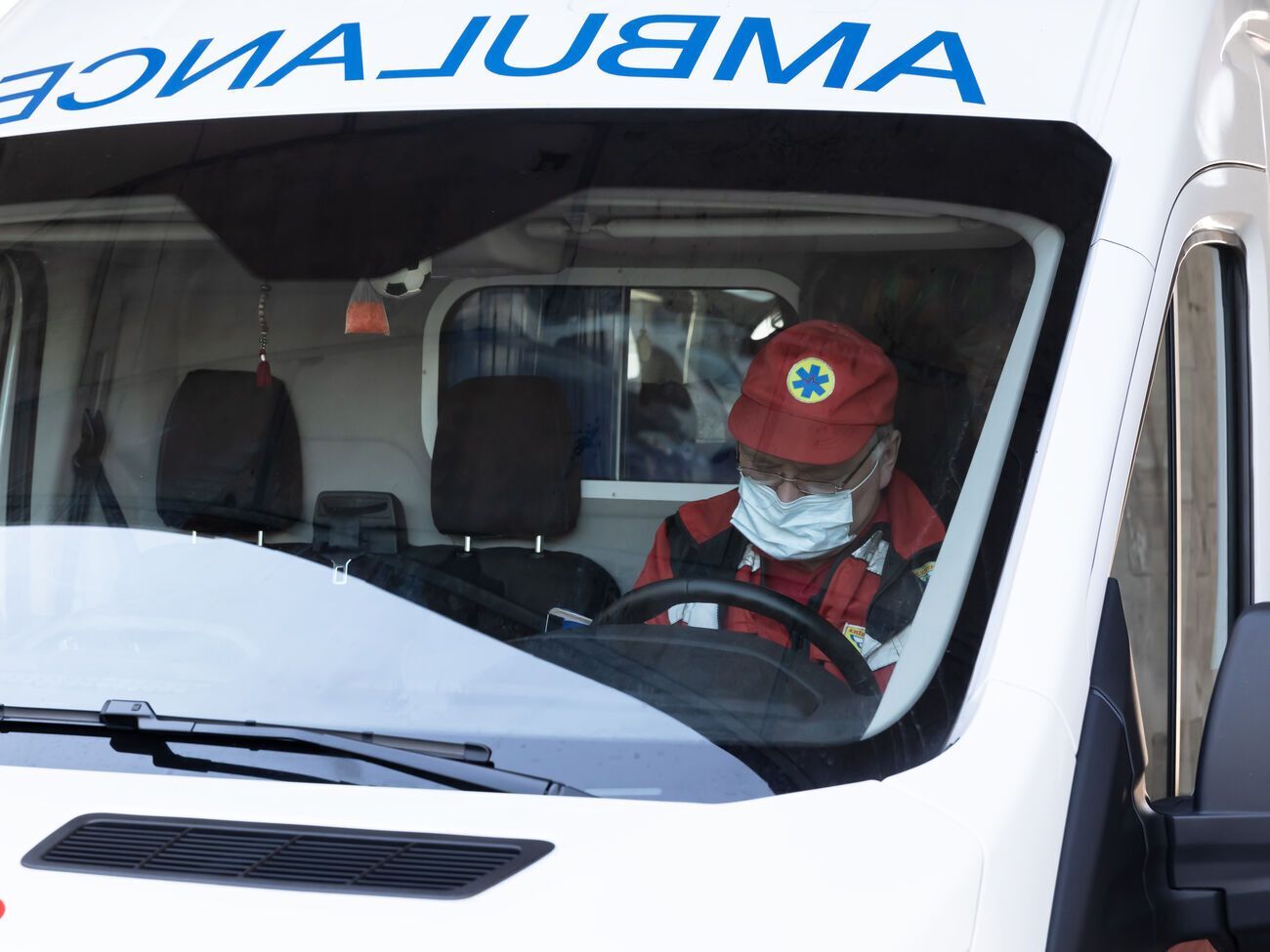 Правоохоронці насильно витягли "моржа" з води та передали медикам