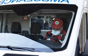 Правоохранители насильно вытащили "моржа" из воды и передали медикам