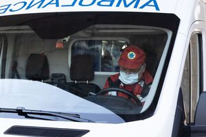 Правоохранители насильно вытащили "моржа" из воды и передали медикам