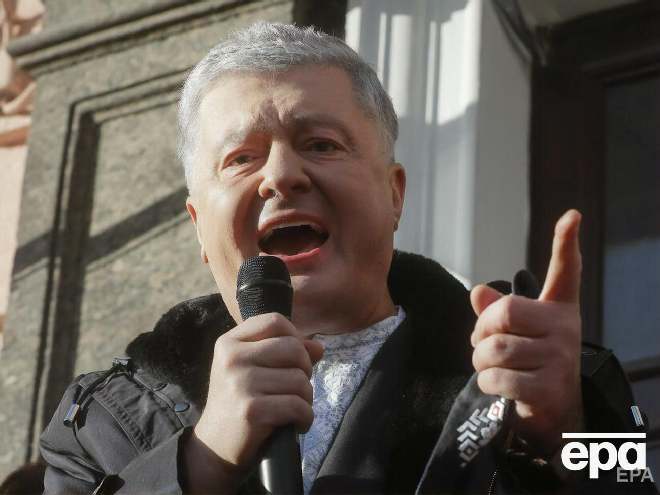 Суд отпустил Порошенко под личное обязательство